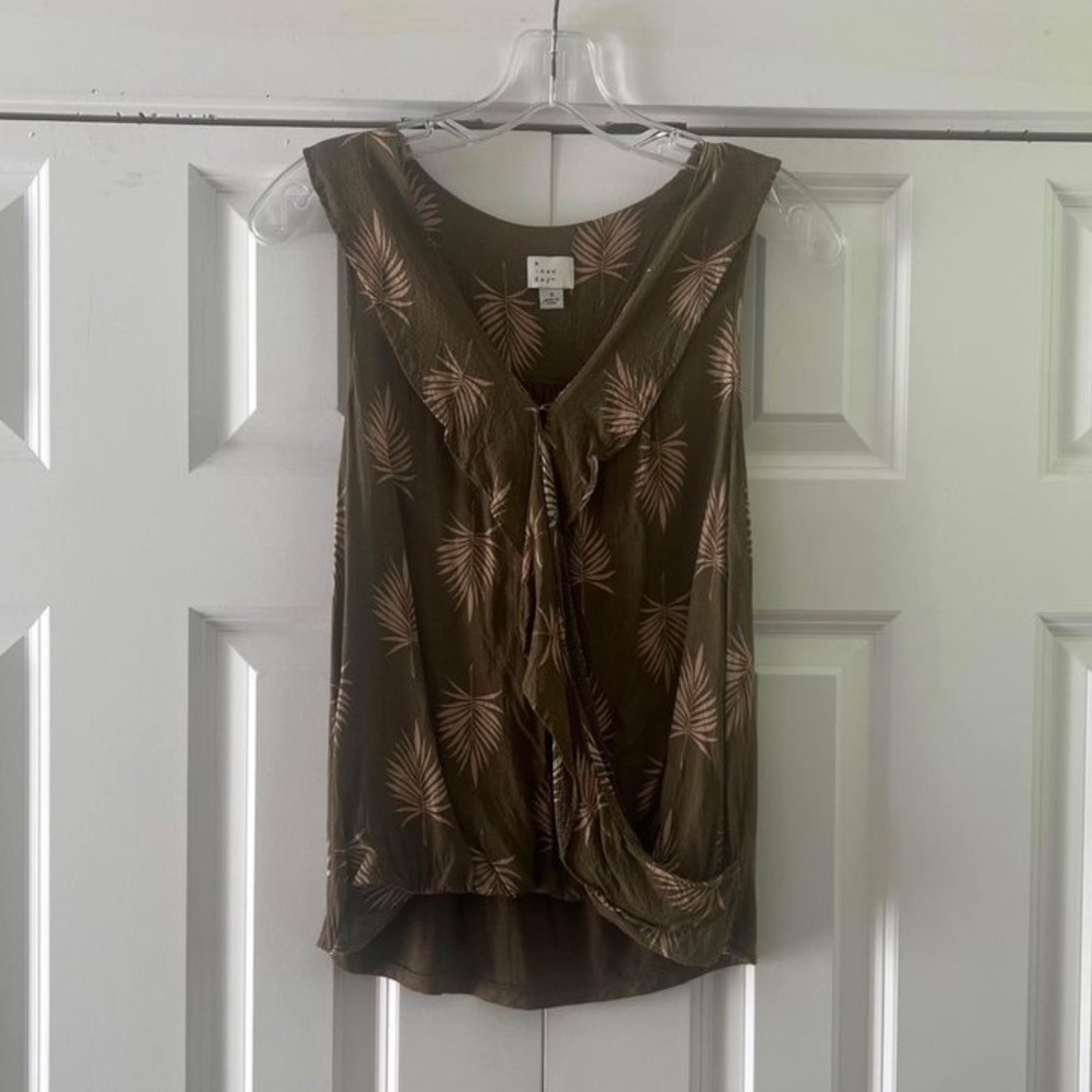 ⭐️ NWOT a new day Palm Pattern Bubble Wrap Blouse